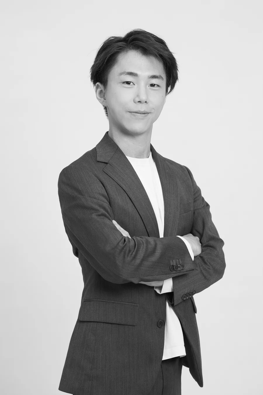 荒川 悠次朗、腕組み